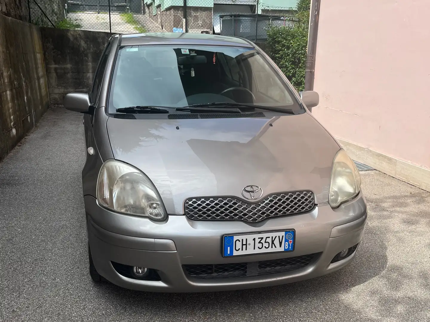 Toyota Yaris Yaris I 2003 5p 1.3 Sol Gris - 1