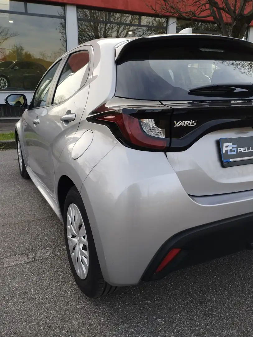 Toyota Yaris 1.0 Business vettura ideale per neopatentati Plateado - 2