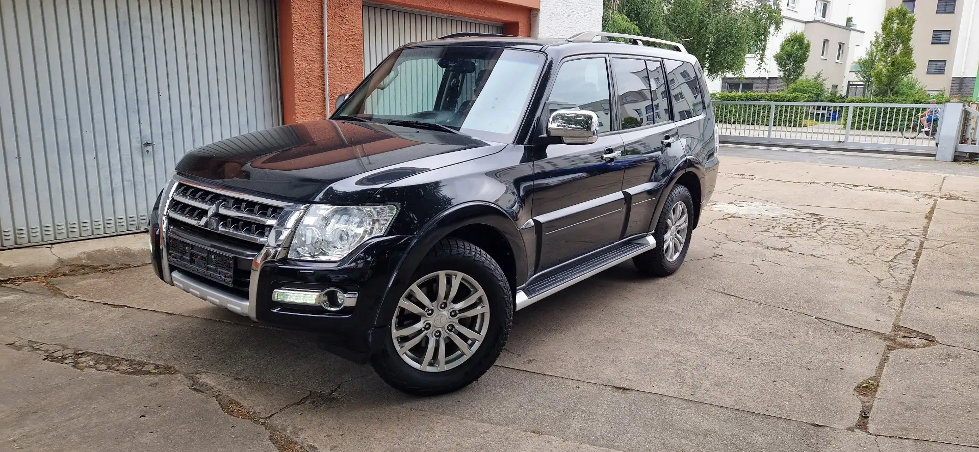 Mitsubishi Pajero 3.2 DI-D Edition 100 V80(5-trg.) 7Sitze Noir - 1