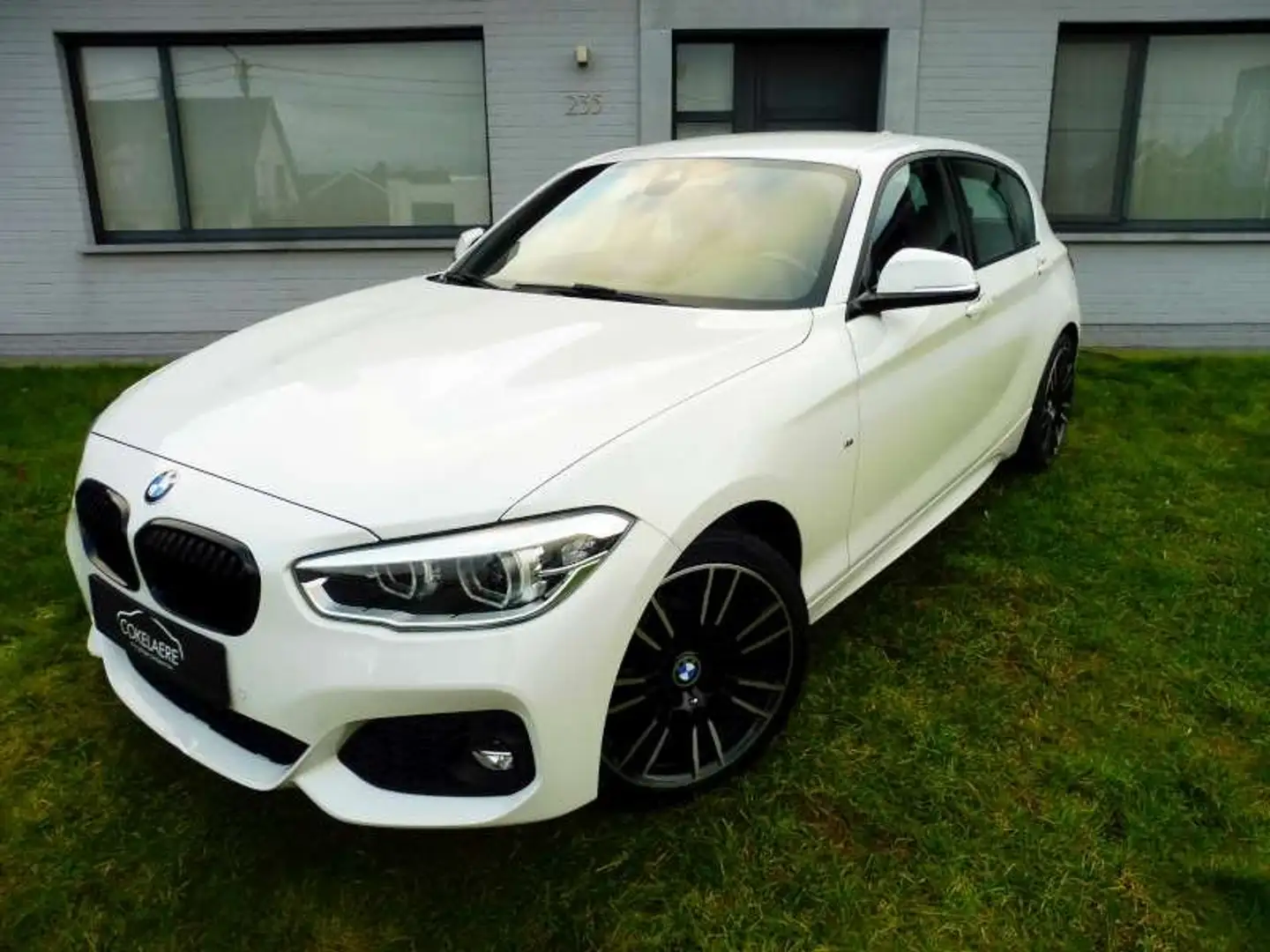 BMW 118 i M-Pack Leder/Navi/LED/KeyLess/PDC/Cruise/USB/18" Wit - 1