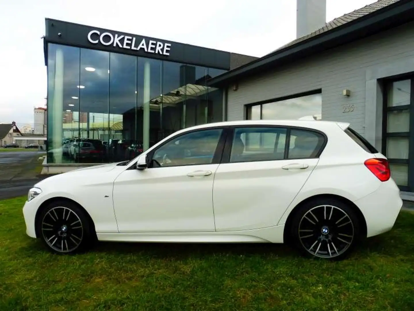 BMW 118 i M-Pack Leder/Navi/LED/KeyLess/PDC/Cruise/USB/18" Wit - 2