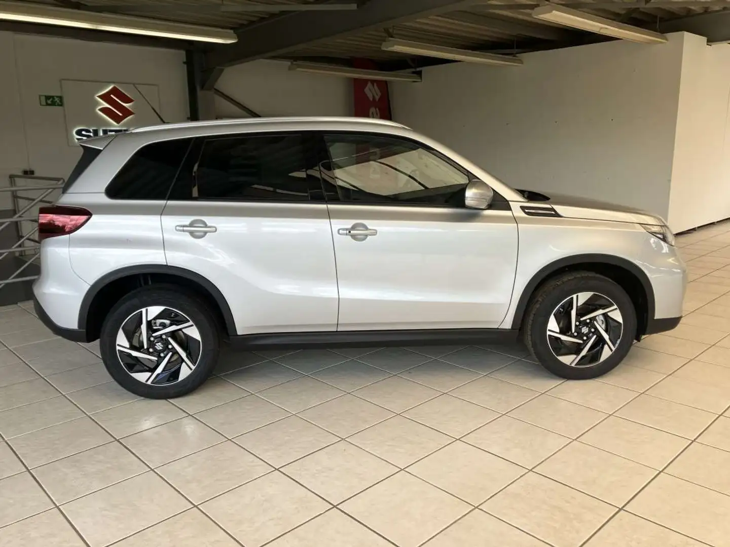 Suzuki Vitara 1.4 4WD GLX Mildhybrid Gris - 2