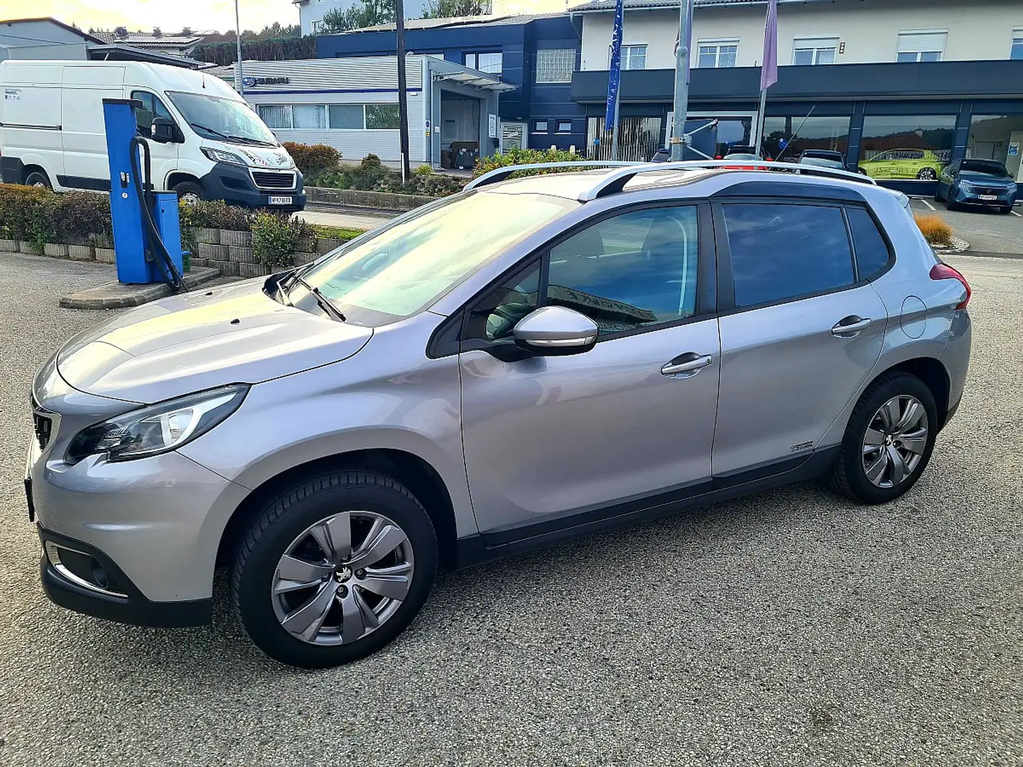 Peugeot 2008 1,2 PureTech Style, SR/WR Gris - 2
