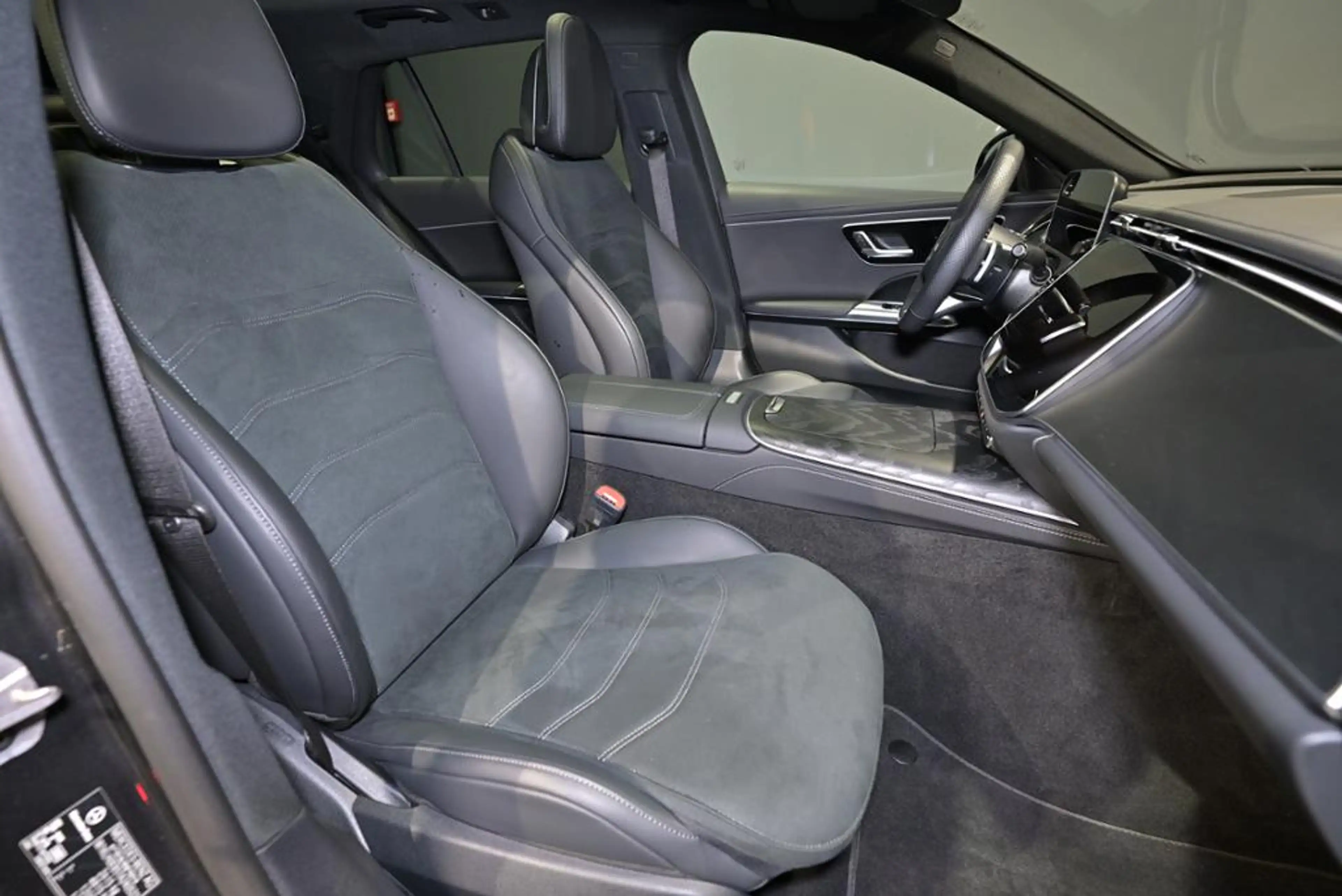 Mercedes-Benz E 220 d T AMG/AHK/PANO/DIST./RFK/KEYL./TW — photo 5