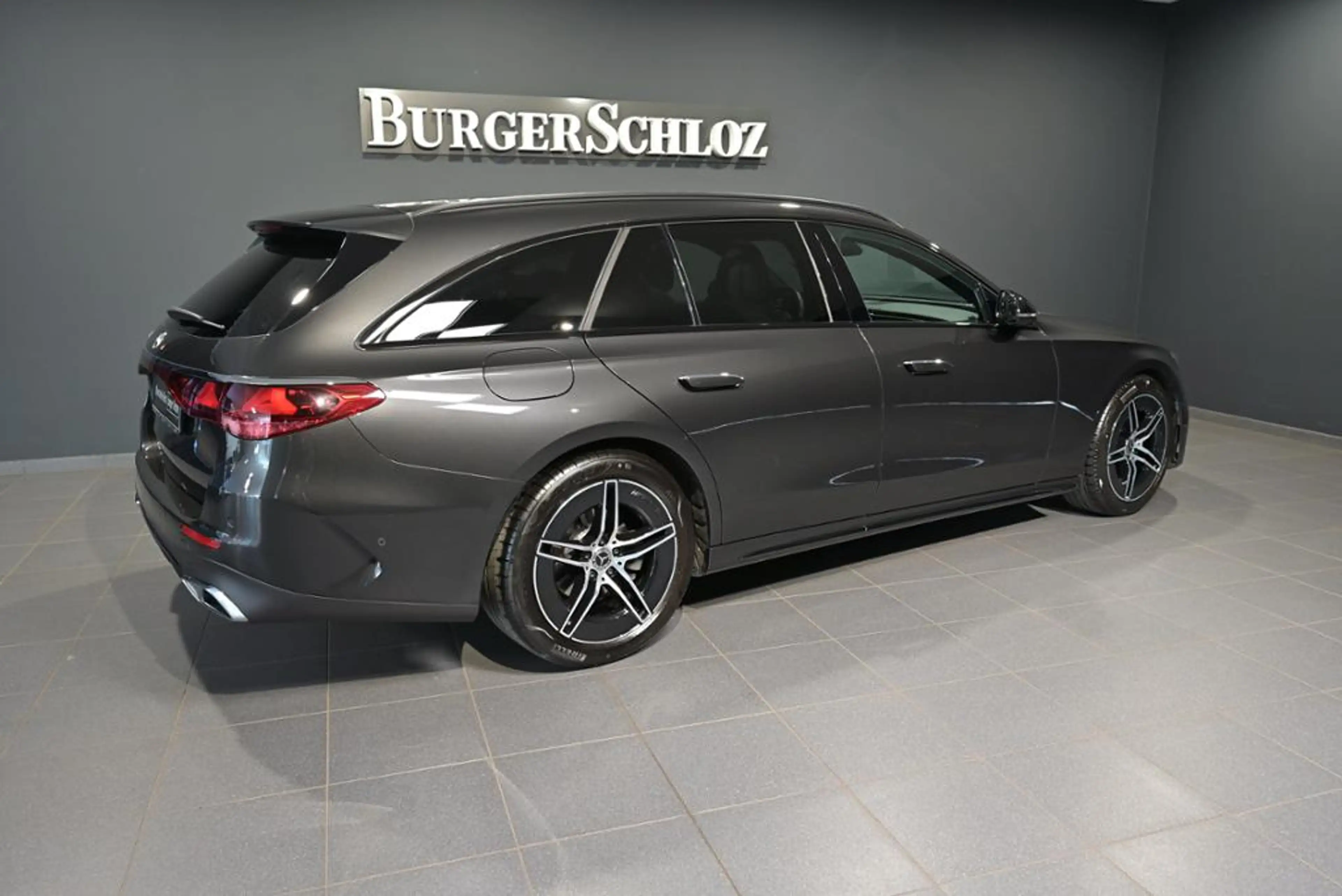 Mercedes-Benz E 220 d T AMG/AHK/PANO/DIST./RFK/KEYL./TW — photo 2
