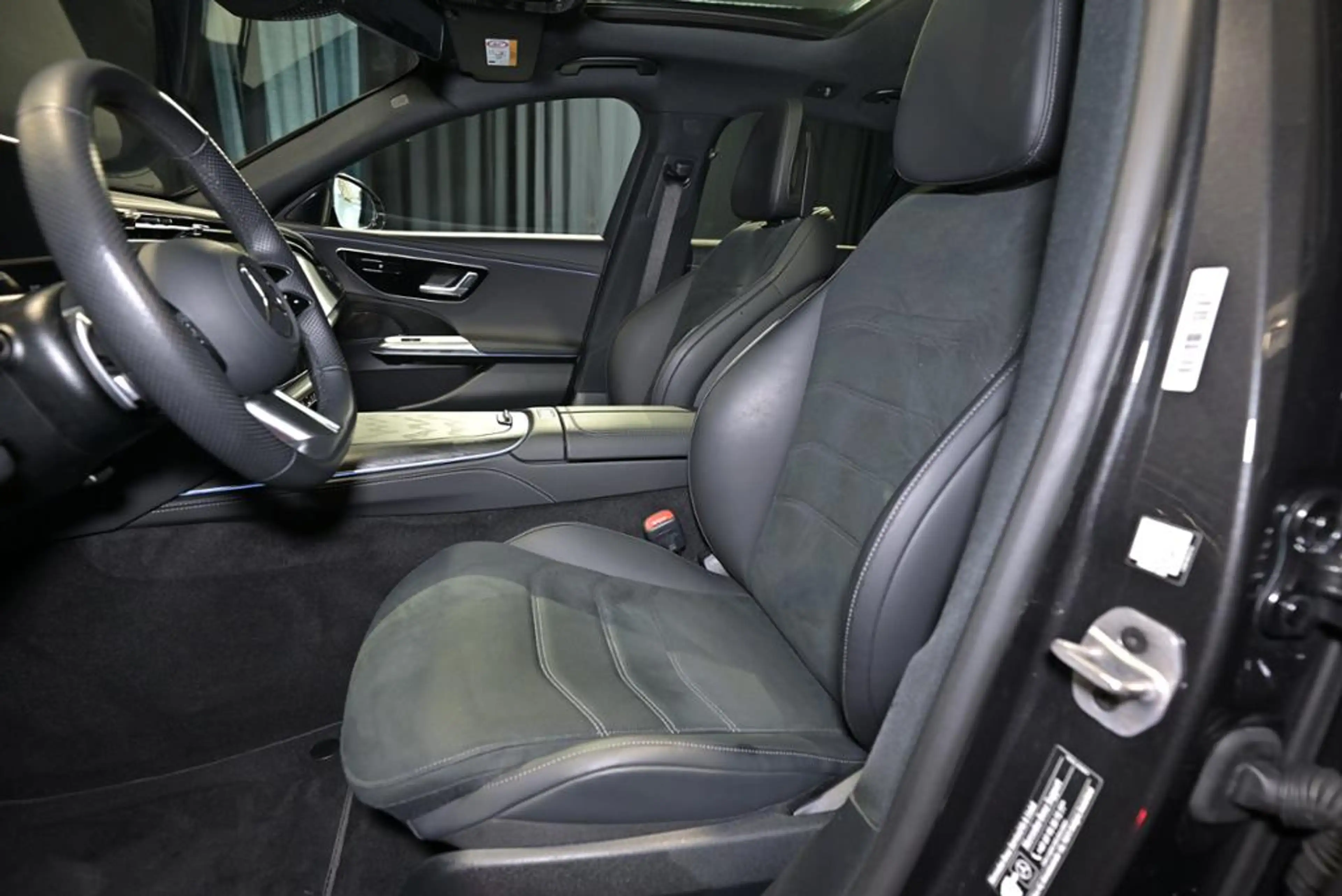 Mercedes-Benz E 220 d T AMG/AHK/PANO/DIST./RFK/KEYL./TW — photo 4