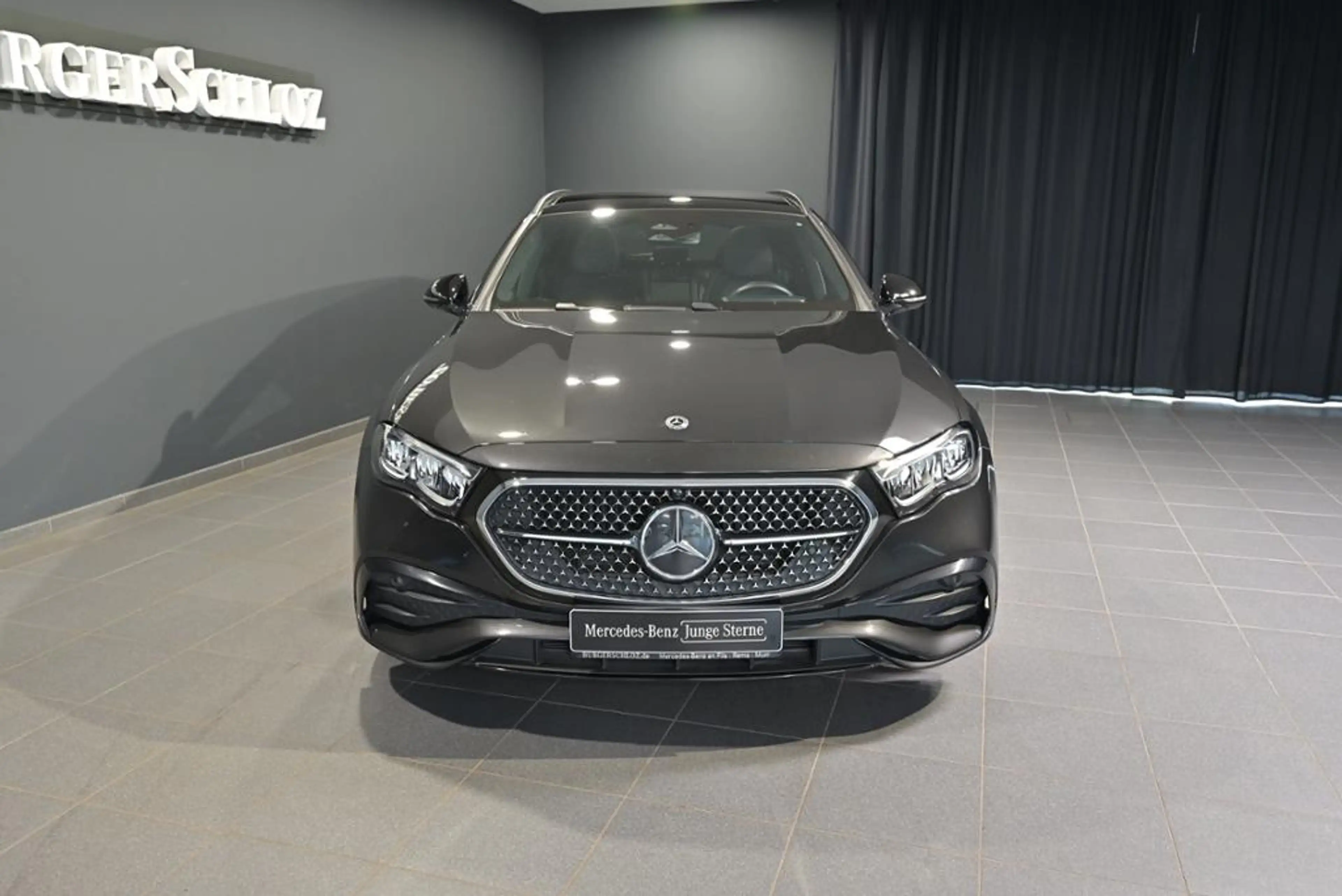 Mercedes-Benz E 220 d T AMG/AHK/PANO/DIST./RFK/KEYL./TW — photo 11