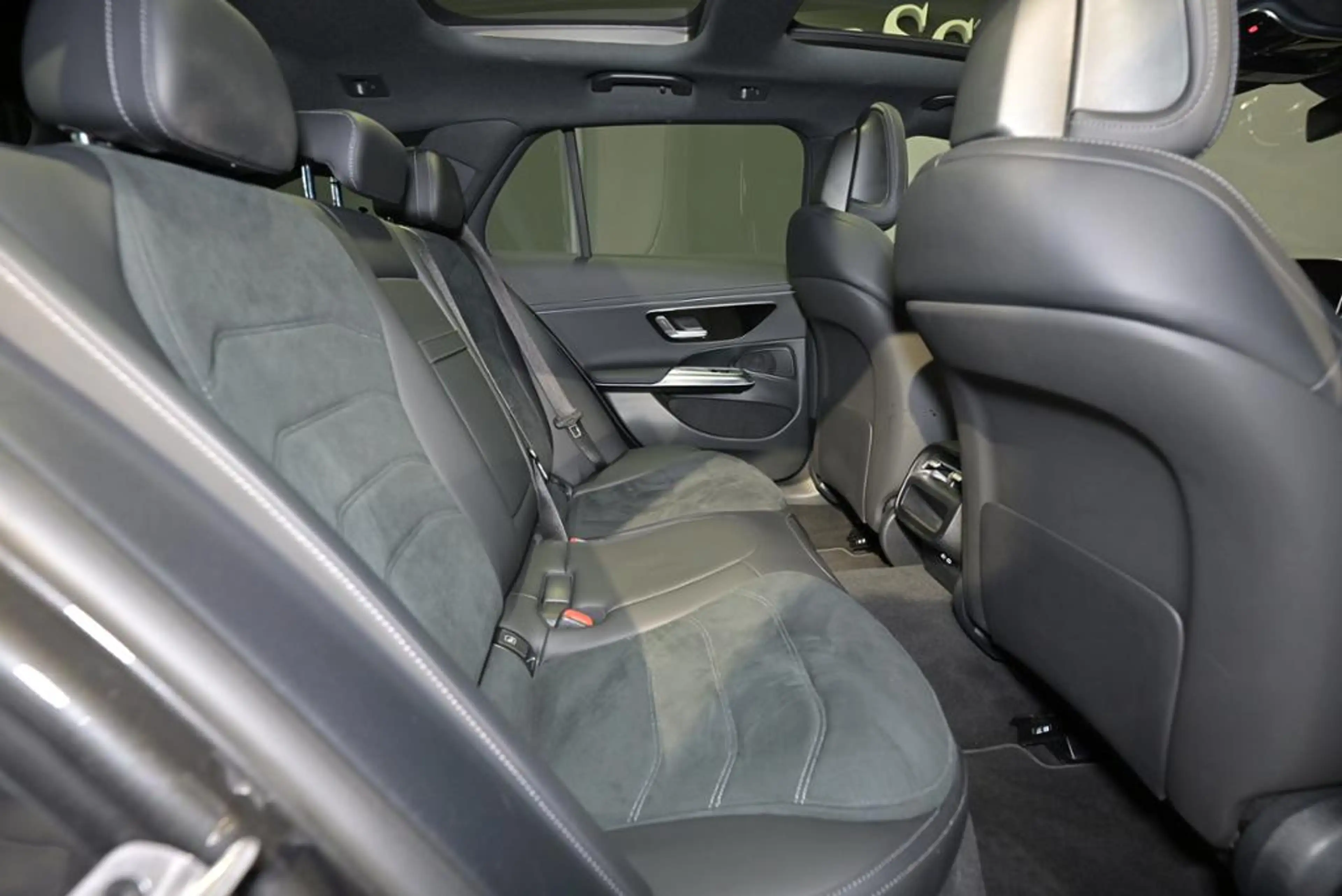 Mercedes-Benz E 220 d T AMG/AHK/PANO/DIST./RFK/KEYL./TW — photo 7