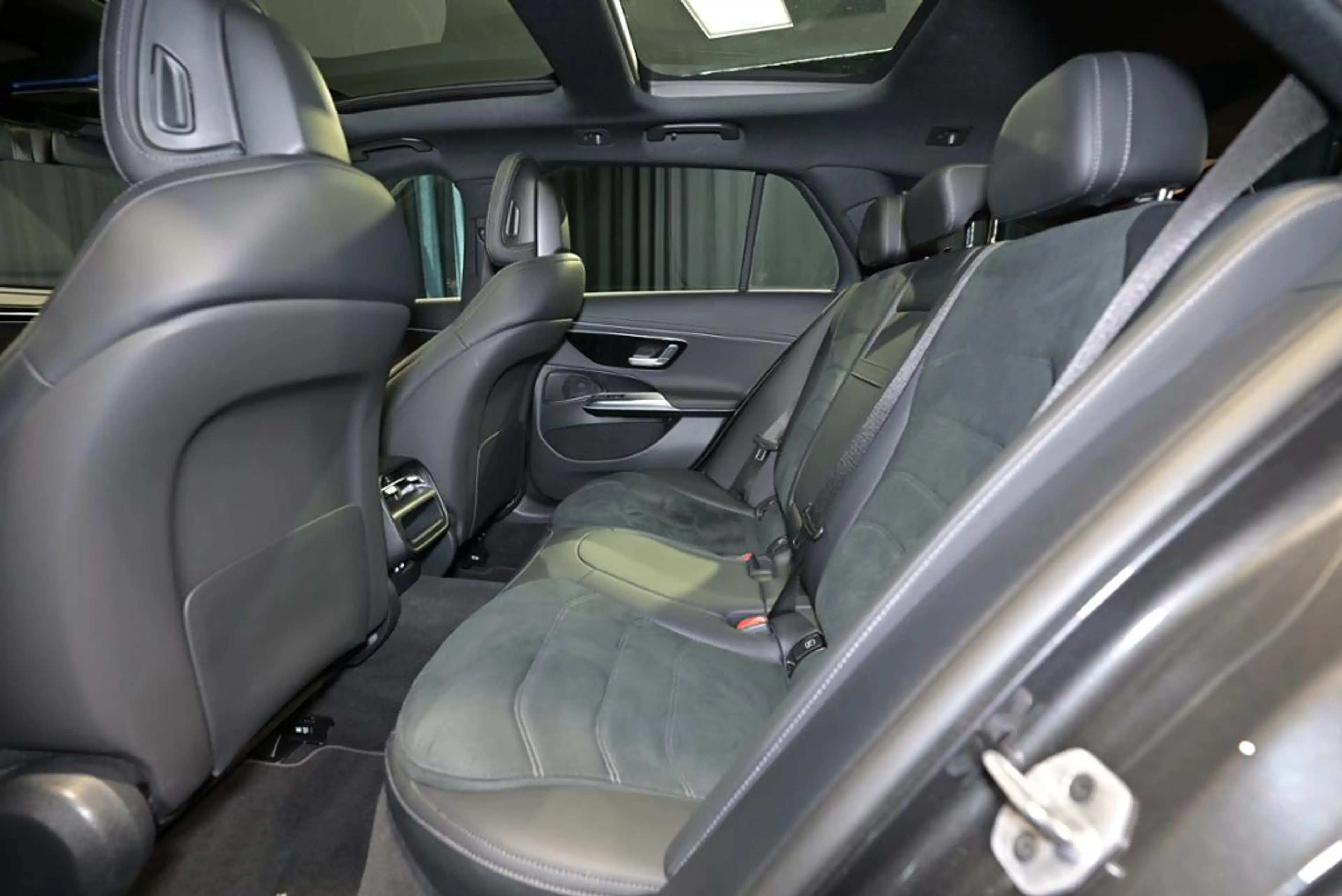 Mercedes-Benz E 220 d T AMG/AHK/PANO/DIST./RFK/KEYL./TW — photo 6