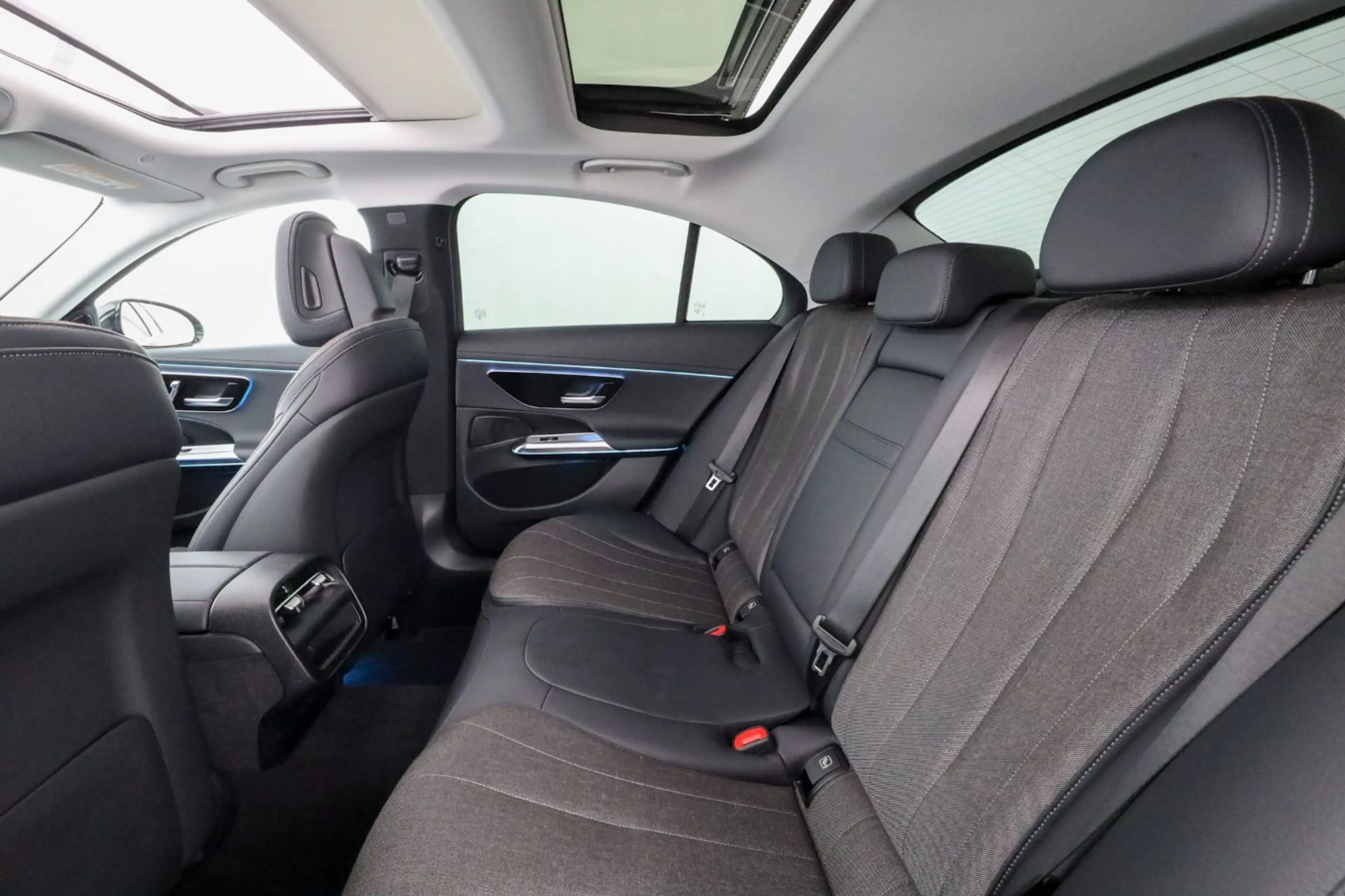 Mercedes-Benz E 220 d 4MATIC Limousine SHZ — photo 9