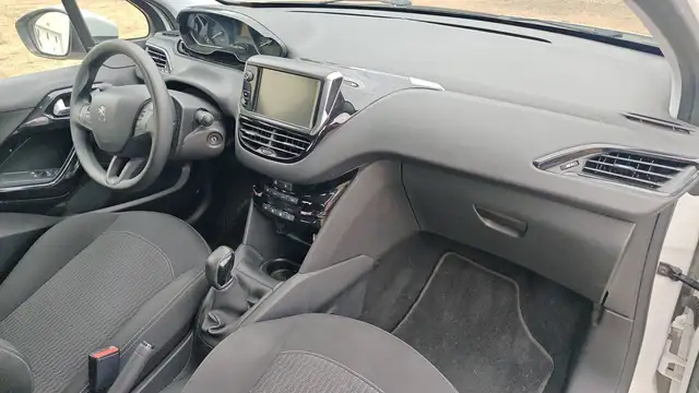 Peugeot 208 view 10