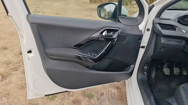 Peugeot 208 view 7