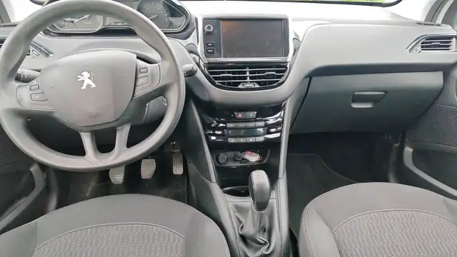 Peugeot 208 view 11