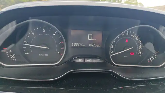 Peugeot 208 view 12