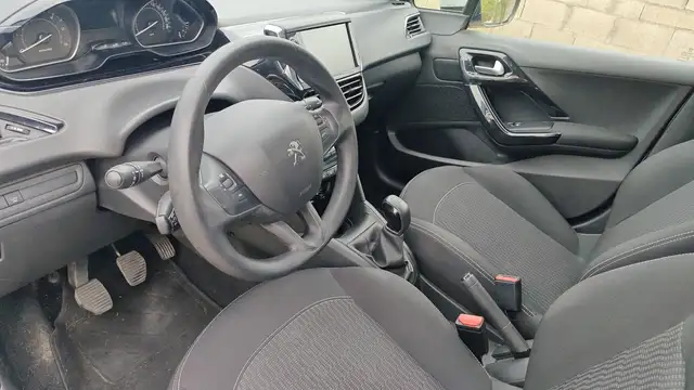 Peugeot 208 view 8