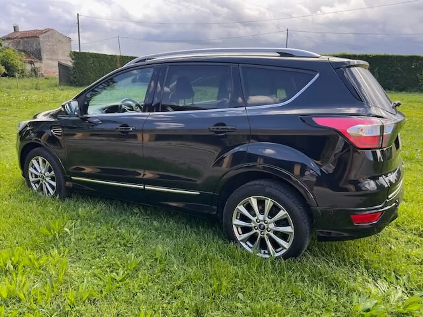 Ford Kuga Kuga 2.0 tdci Vignale s Zwart - 2