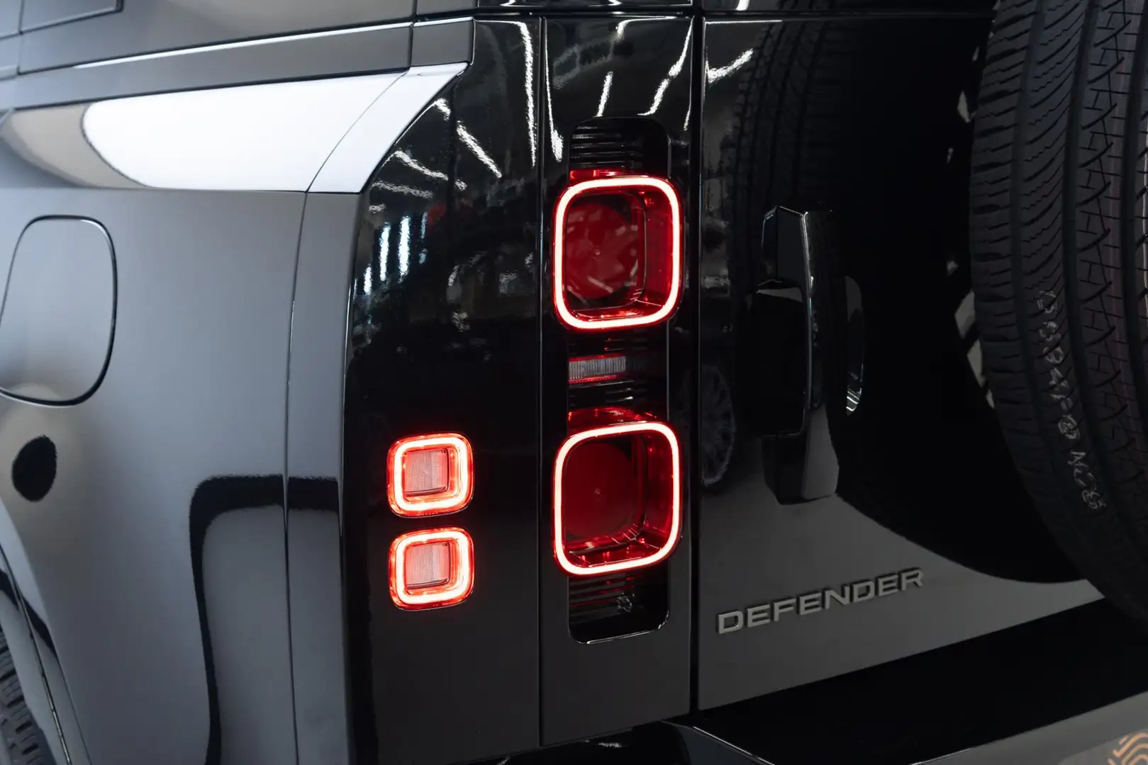 Land Rover Defender 110 2.0 P300e 110 X-Dynamic SE | 22 Inch | Panoram Noir - 2