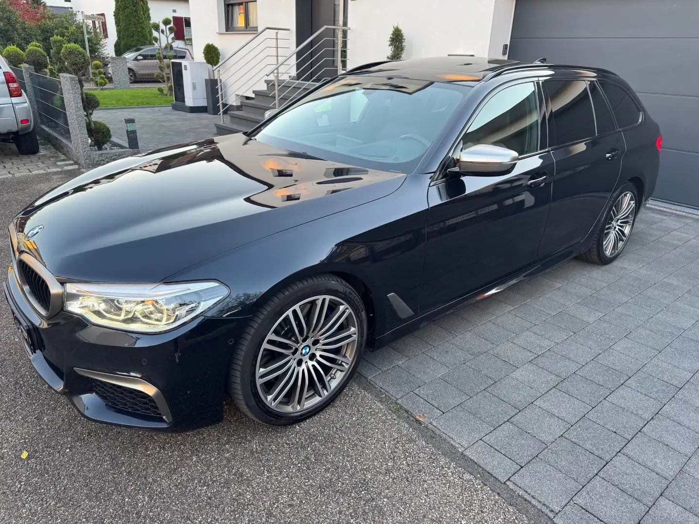 BMW M550 M550d xDrive Touring Aut. *VOLLAUSSTATTUNG* Schwarz - 2