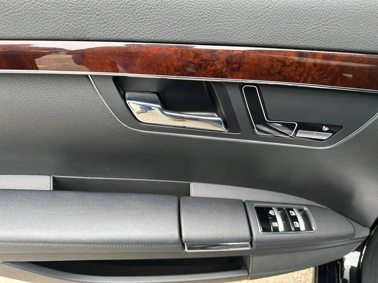 Mercedes-Benz S-Class снимка Mercedes-Benz S-Class