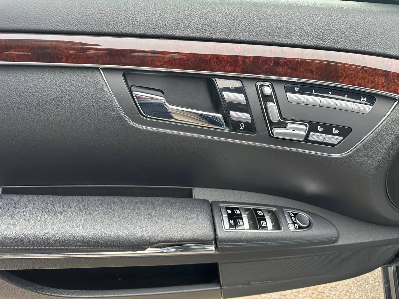 Mercedes-Benz S-Class снимка Mercedes-Benz S-Class