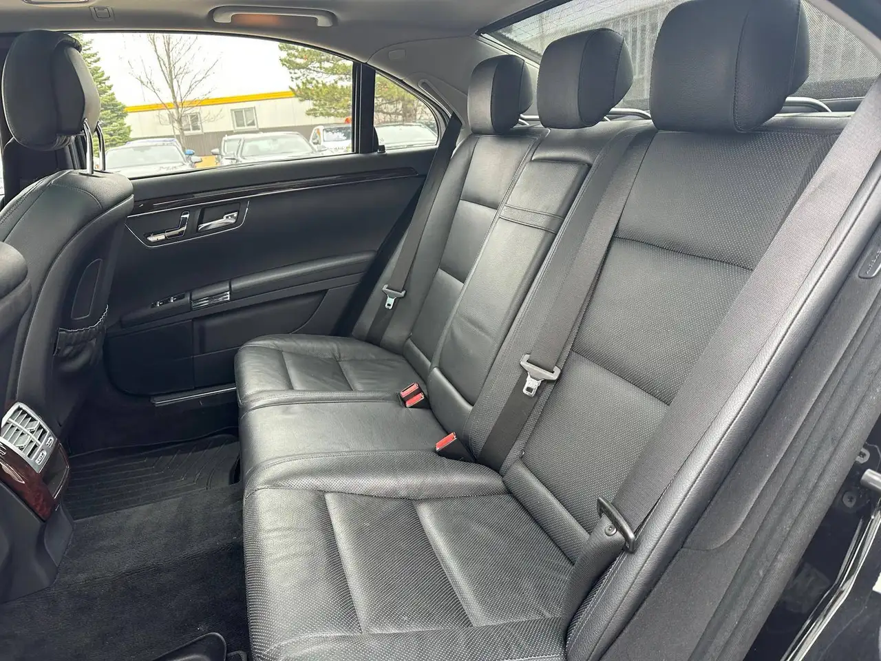 Mercedes-Benz S-Class снимка Mercedes-Benz S-Class