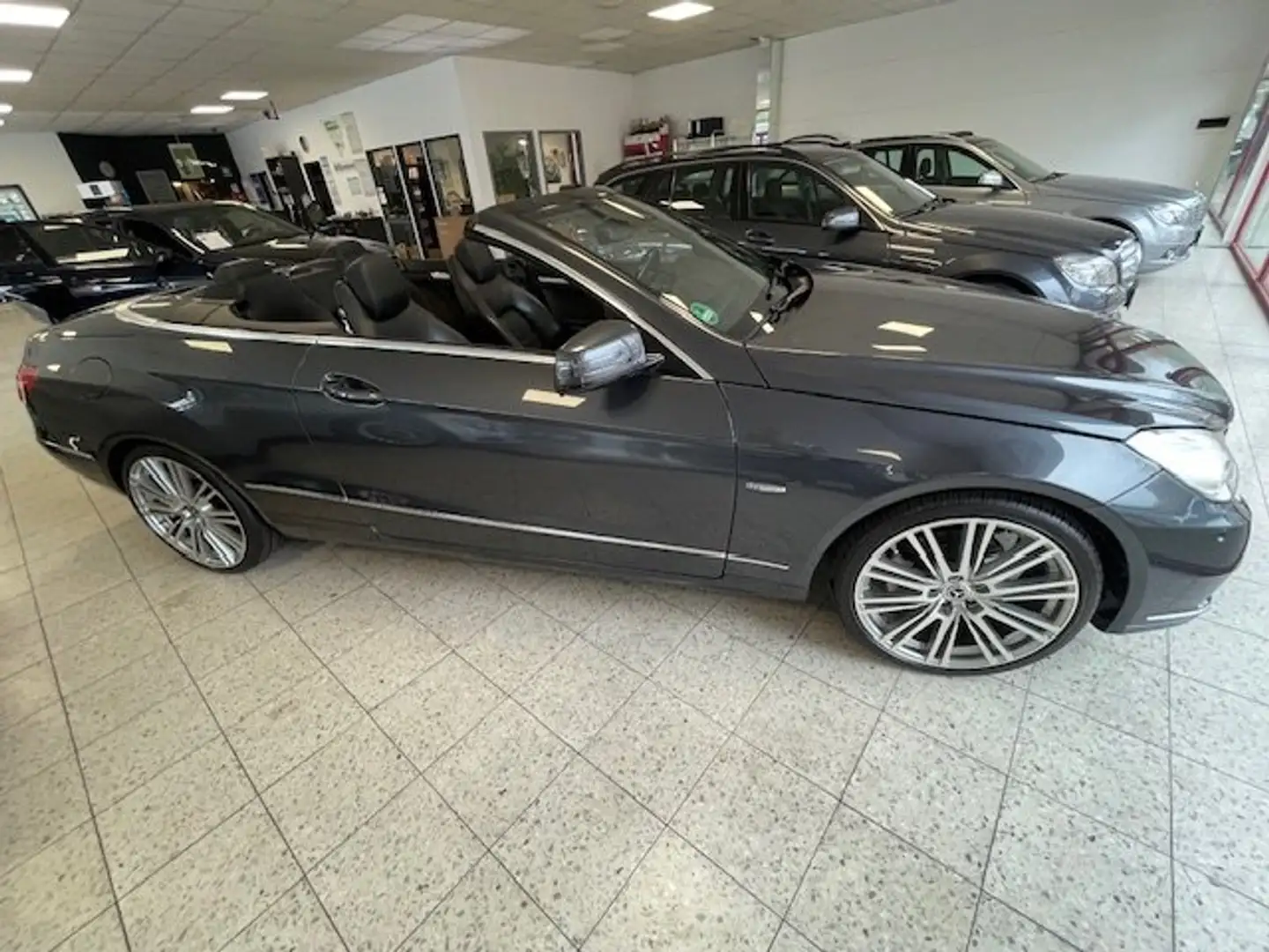 Mercedes-Benz E 200 E 200 CGI BlueEfficiency (207.448) Grau - 1