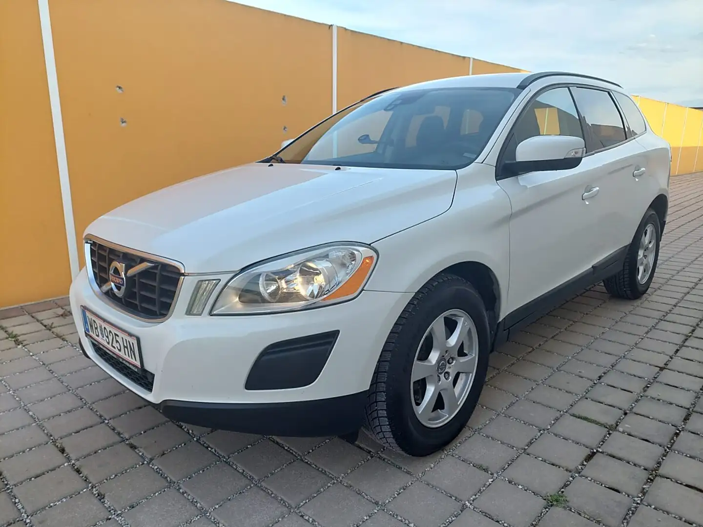 Volvo XC60 2,4D AWD Momentum Geartronic Weiß - 2