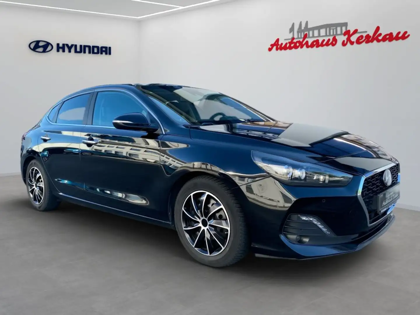 Hyundai i30 1.4 T-GDI DCT Fastback Premium Чорний - 2