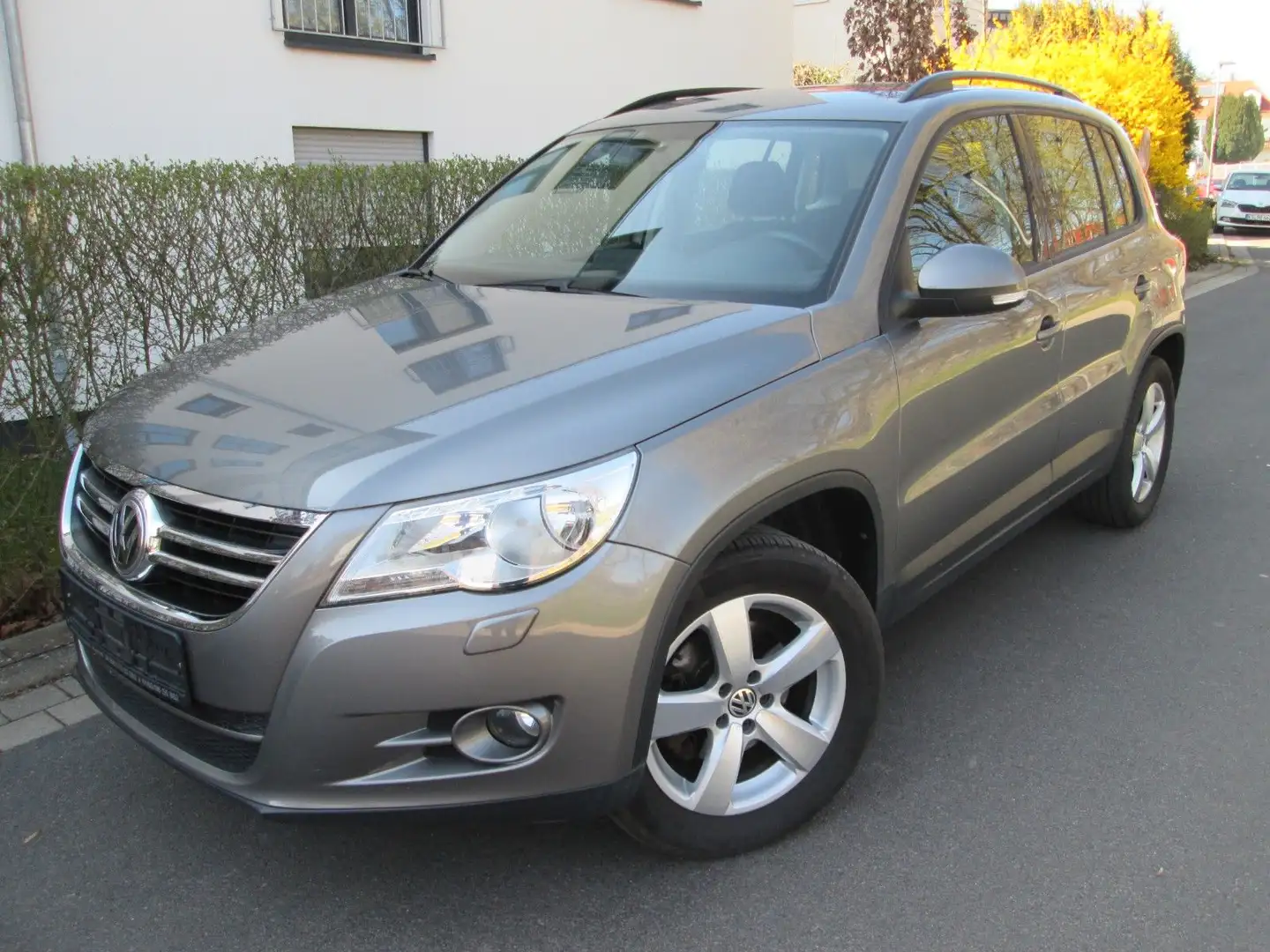 Volkswagen Tiguan 1.4 TSI Trend , Motor überholt für 4000€. Grau - 1