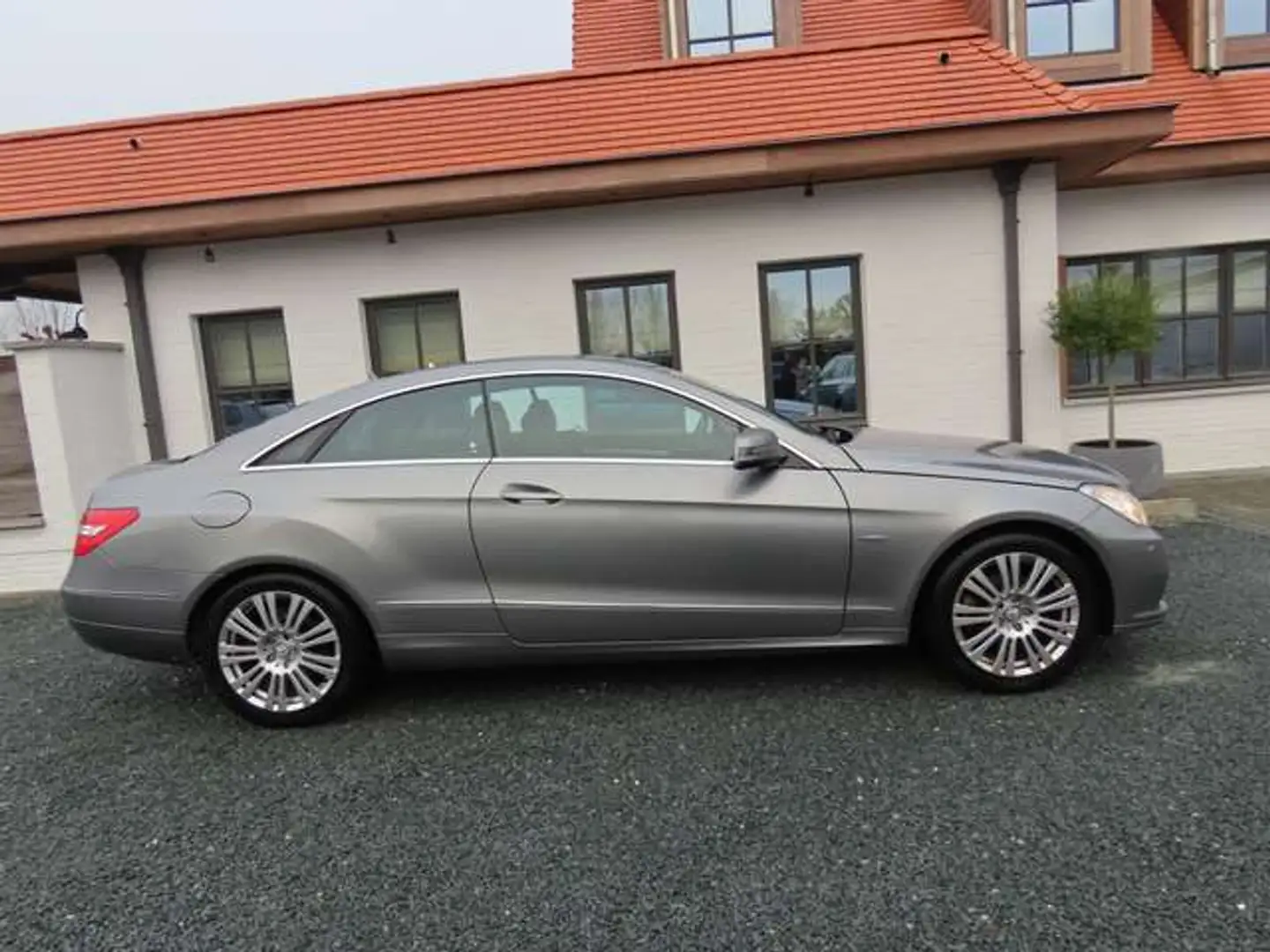 Mercedes-Benz E 220 E 220 CDI DPF Coupe BlueEFFICIENCY Elegance Grau - 2