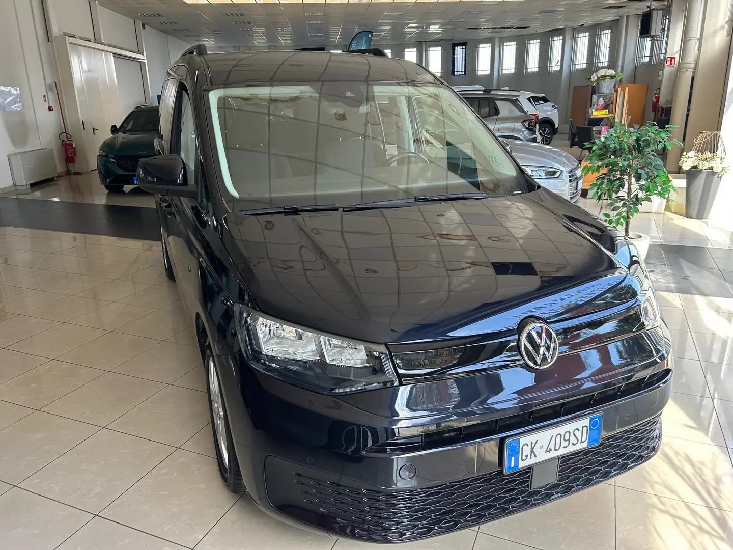 Volkswagen Caddy 1.5 TSI MAXI  7 POSTI Černá - 1