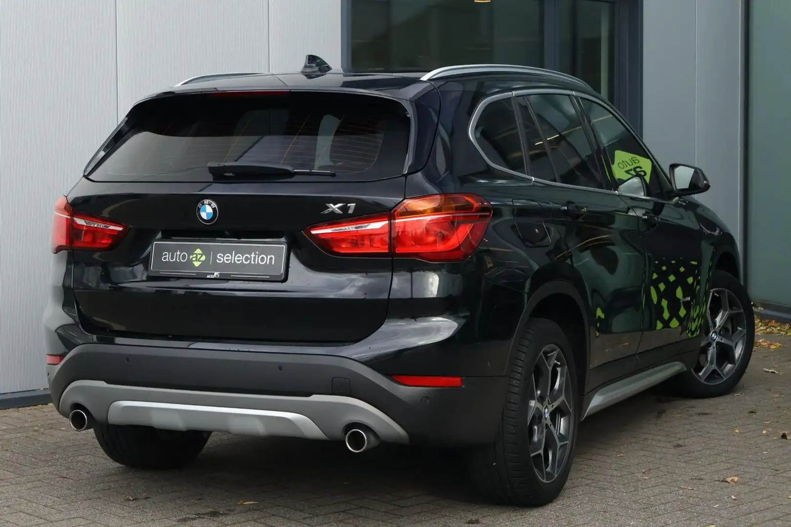 BMW X1 xDrive20i High Executive / Pano / Head Up / A Zwart - 2
