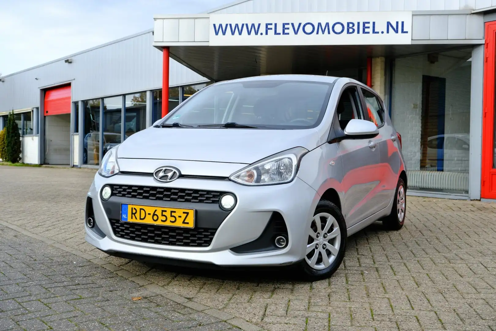 Hyundai i10 1.0i Go! 2017 5-drs Clima|Navi|LED-dagrij|Cruise Grijs - 1
