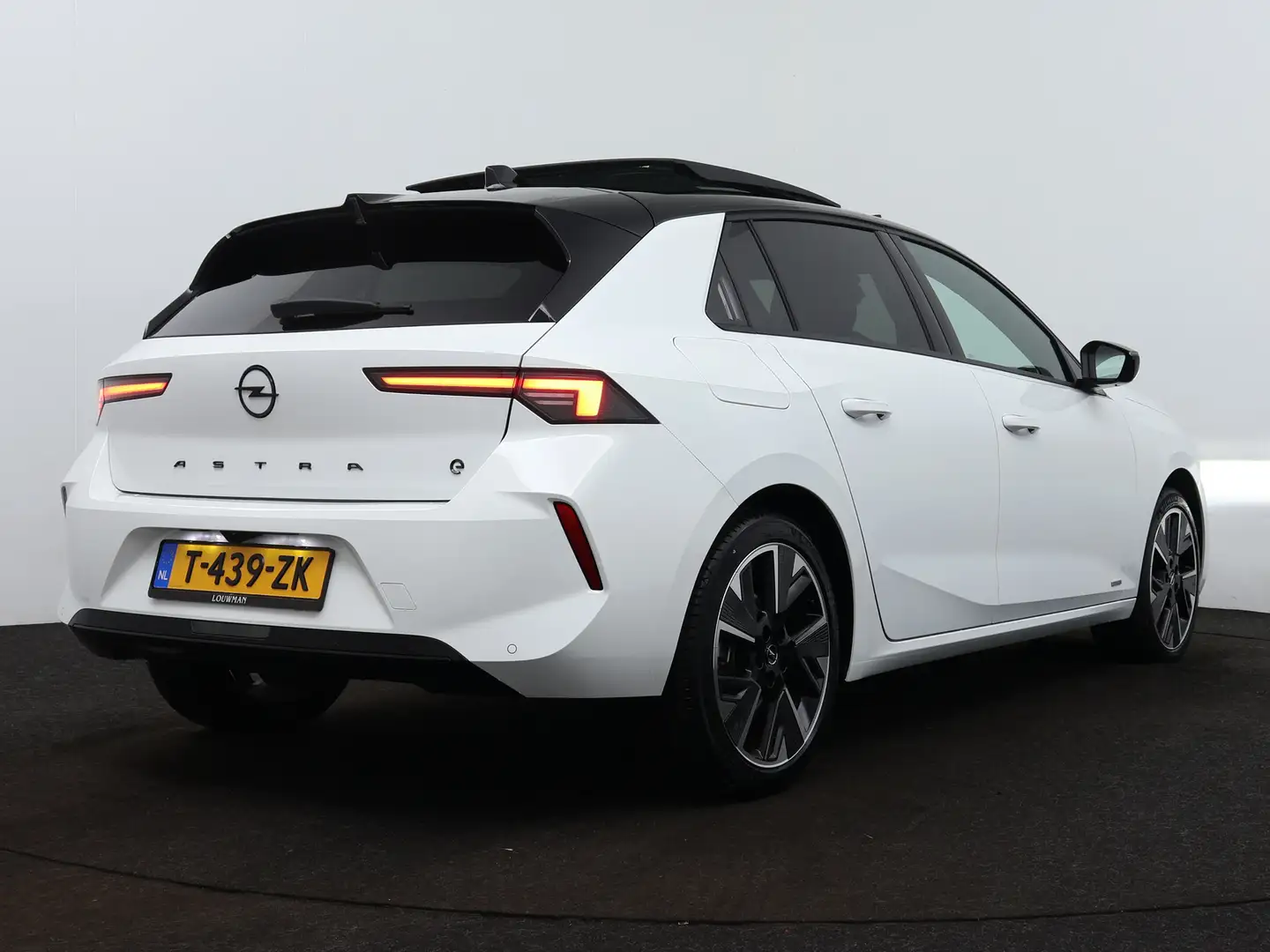 Opel Astra Electric 54 kWh GS | Panoramadak | Navigatie | 360 Wit - 2