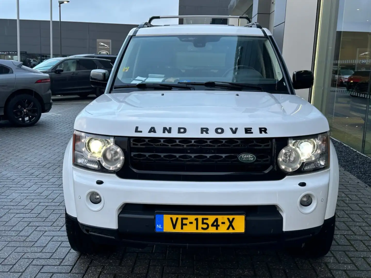 Land Rover Discovery 3.0 TDV6 HSE- BlackPack - grijskent - winterpakket Beyaz - 2