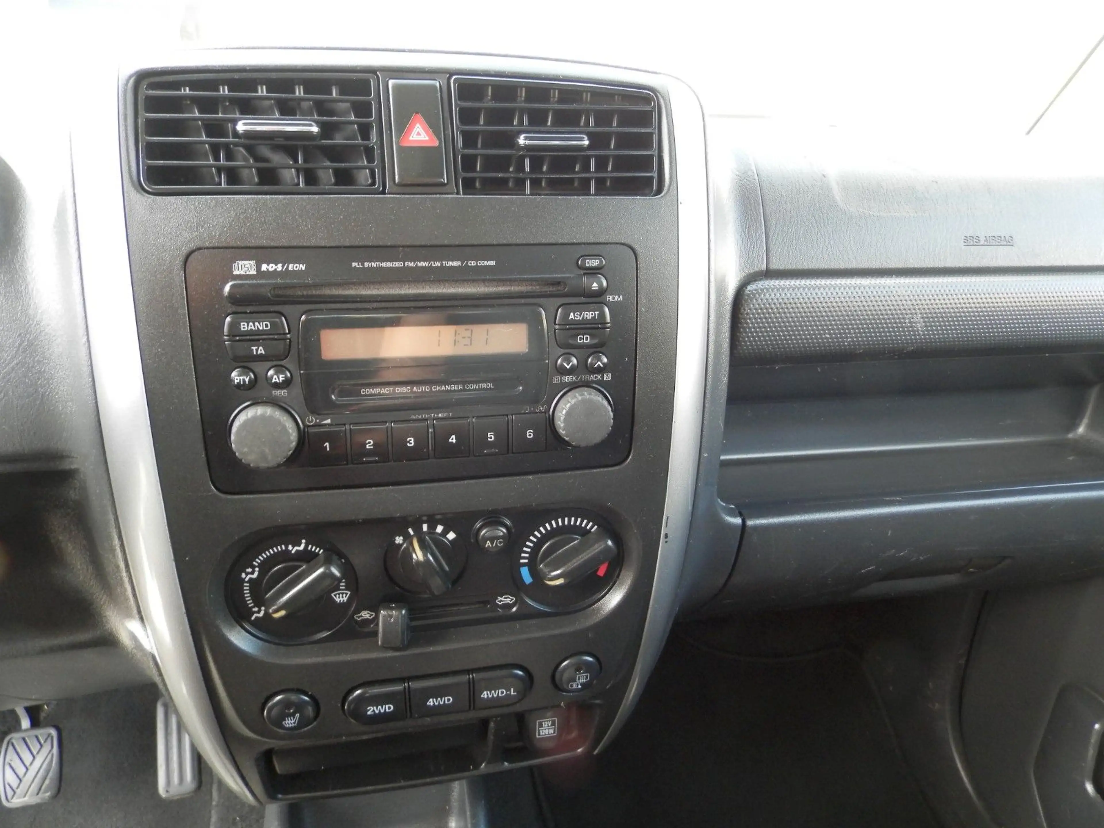 Suzuki Jimny Style Lim.*NR.7*Leder*Klima*AHK*ALU* — photo 10