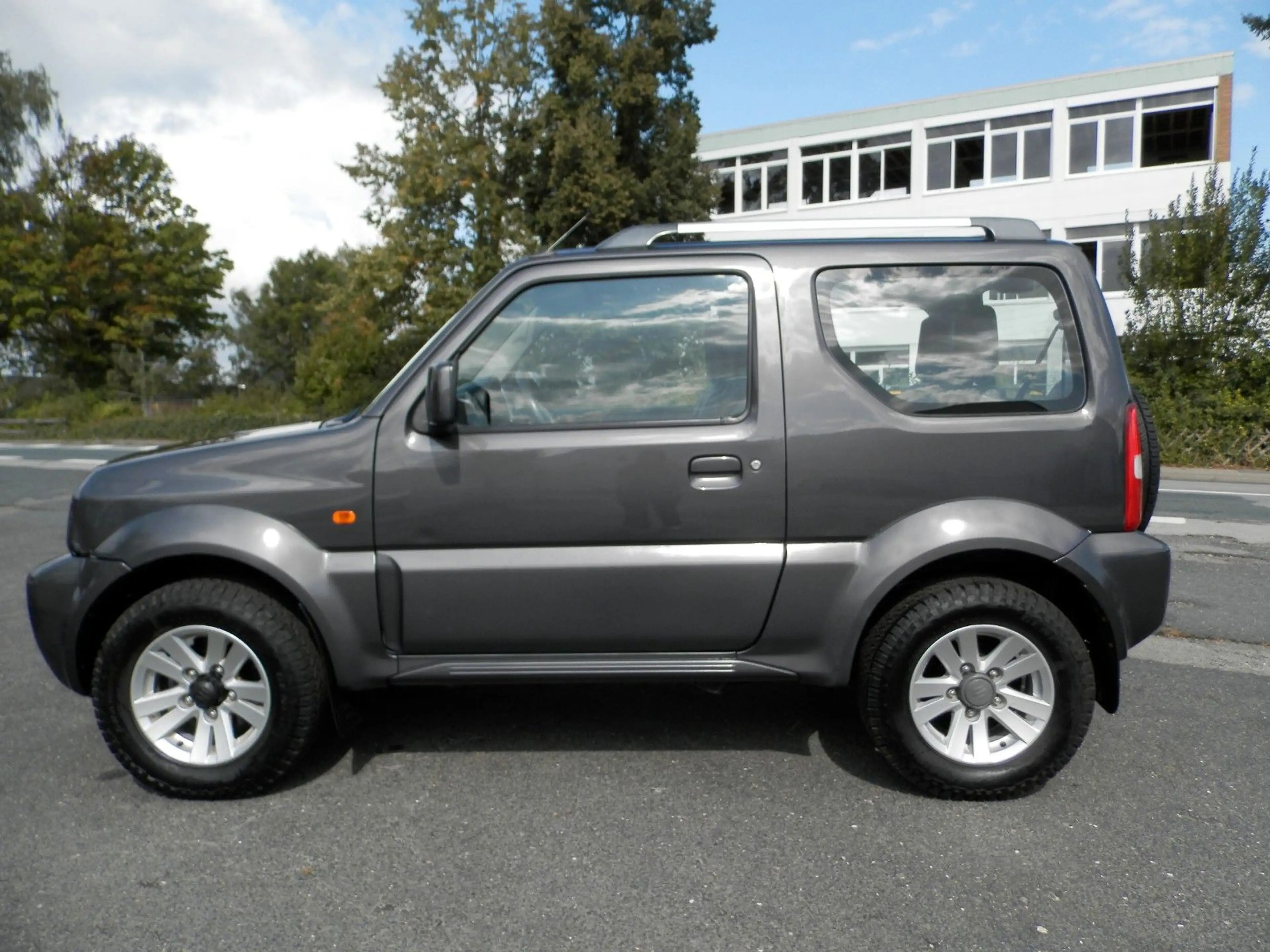 Suzuki Jimny Style Lim.*NR.7*Leder*Klima*AHK*ALU* — photo 6