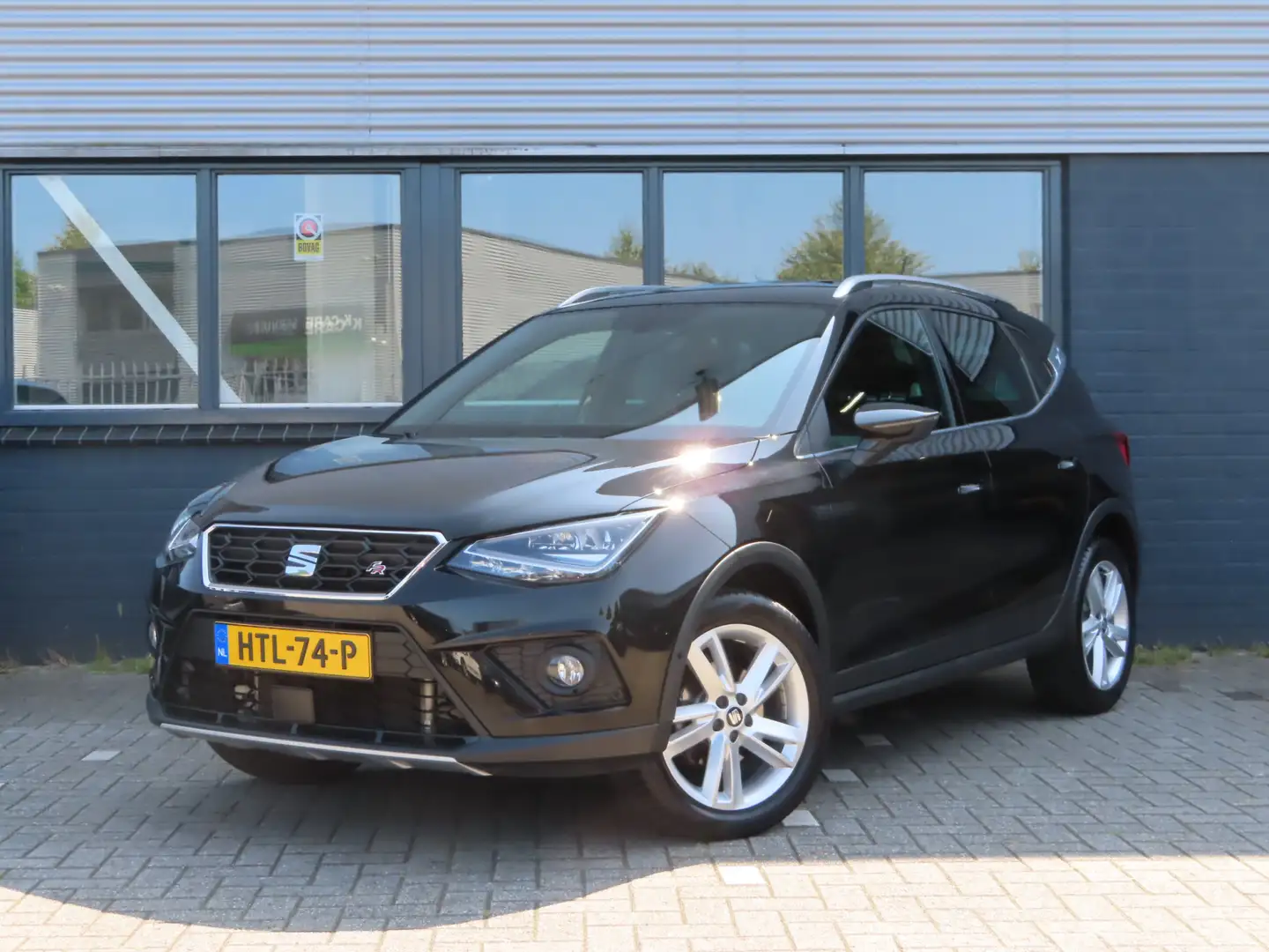 SEAT Arona 1.0 TSI FR Launch Edition DSG | beats audio | full Zwart - 1