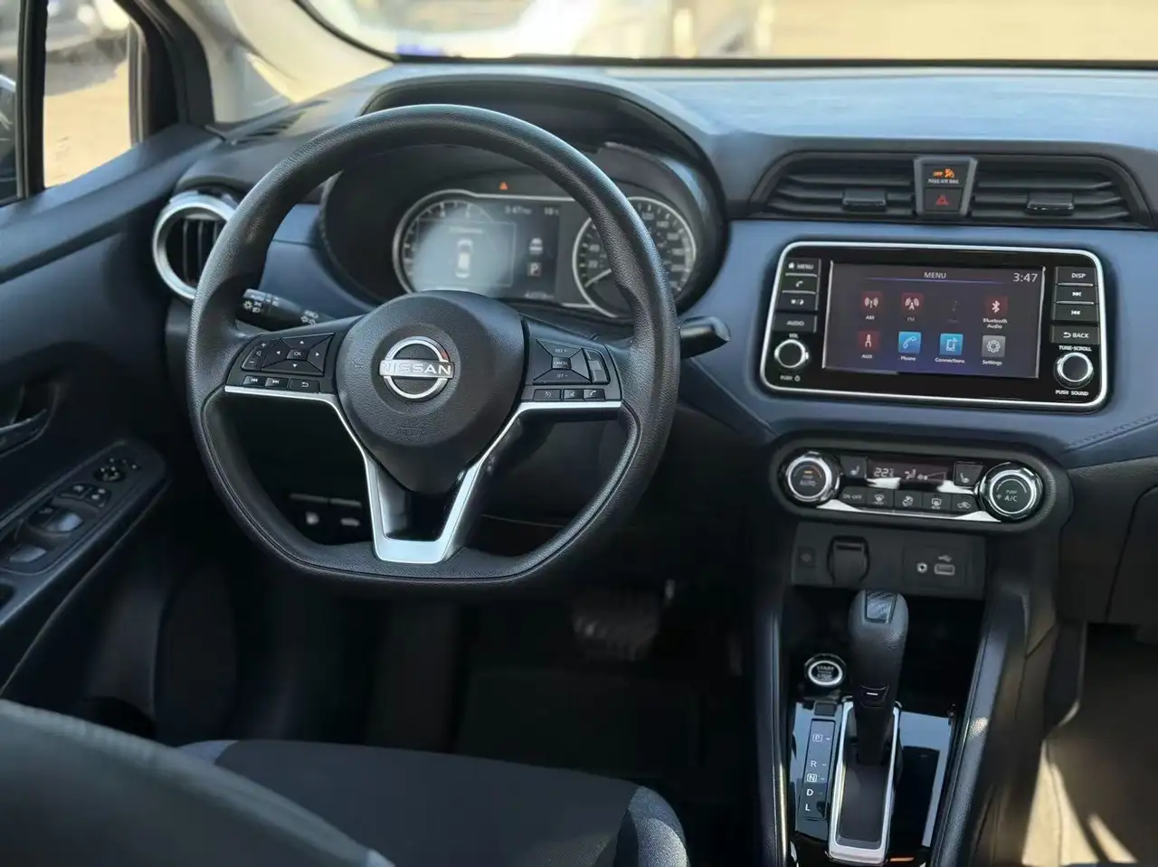 Nissan Versa снимка Nissan Versa