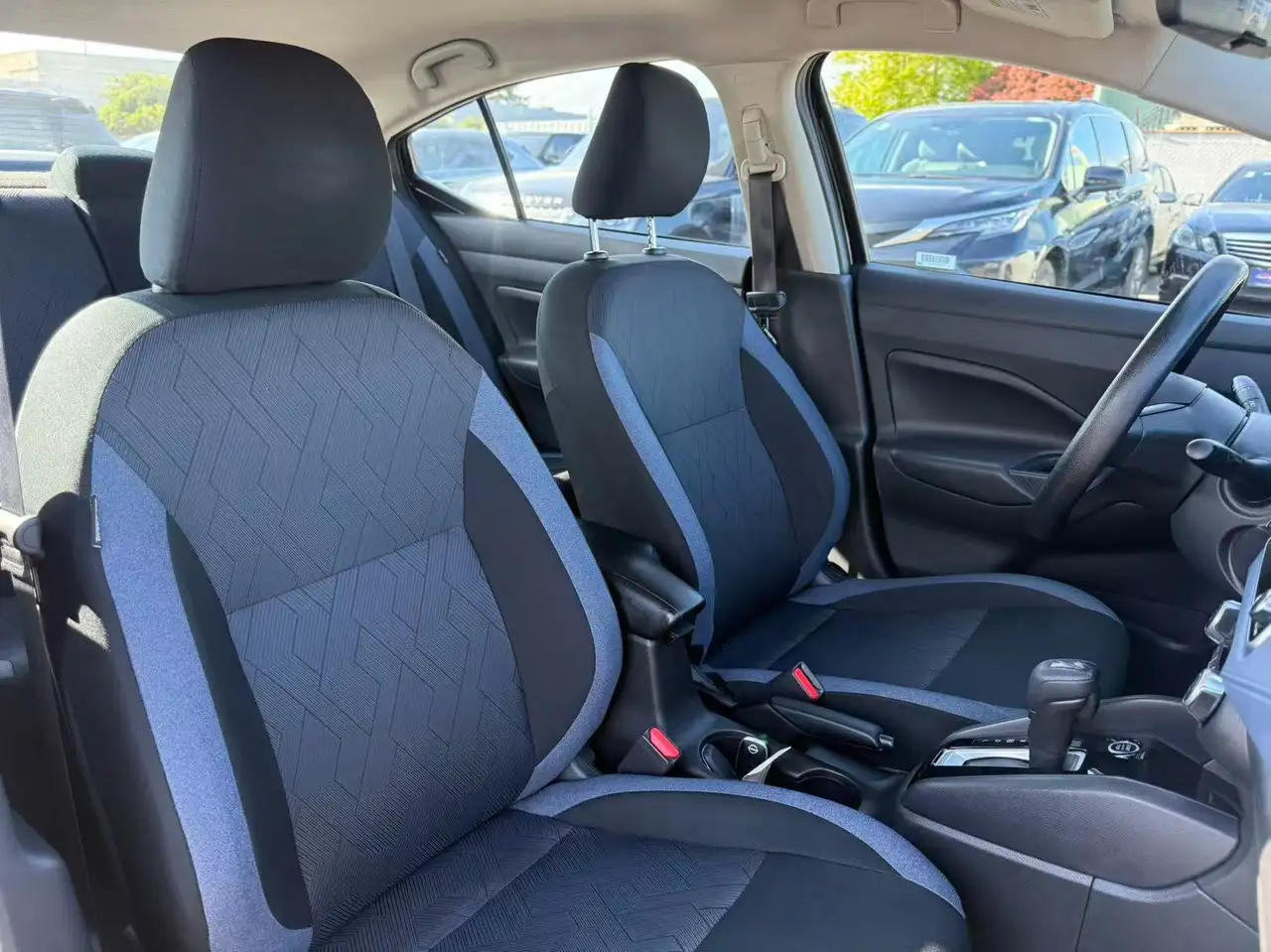 Nissan Versa снимка Nissan Versa