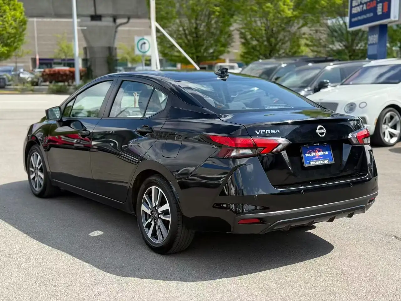 Nissan Versa снимка Nissan Versa