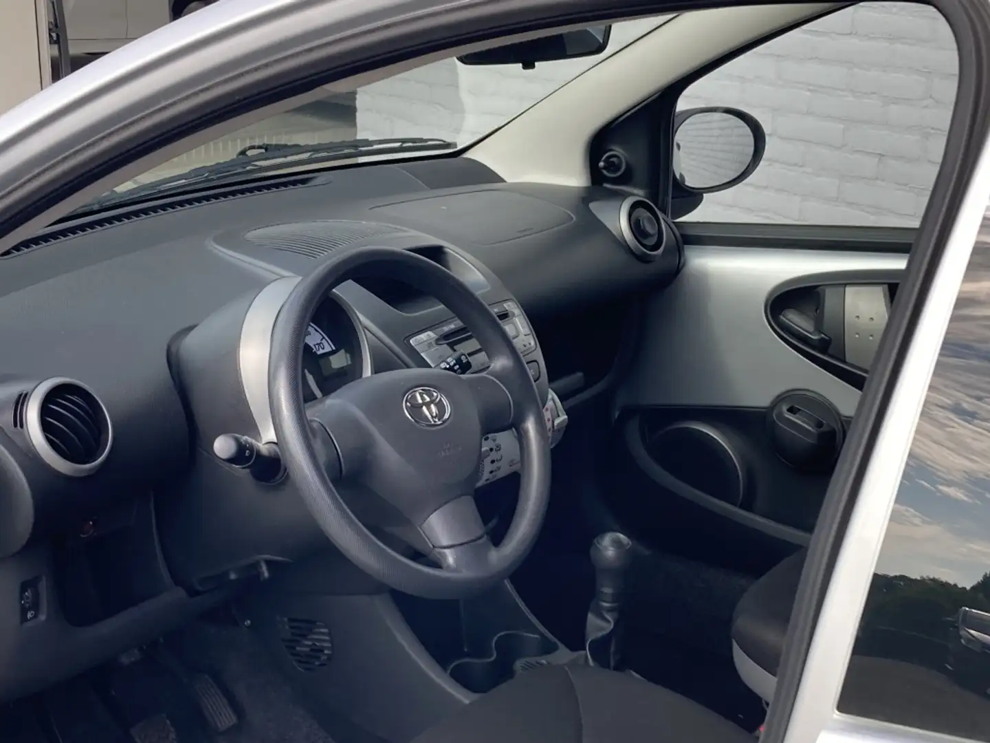Toyota Aygo 1.0 VVT-i Comfort 5-deurs | Airco | NL auto | Stuu Grau - 2