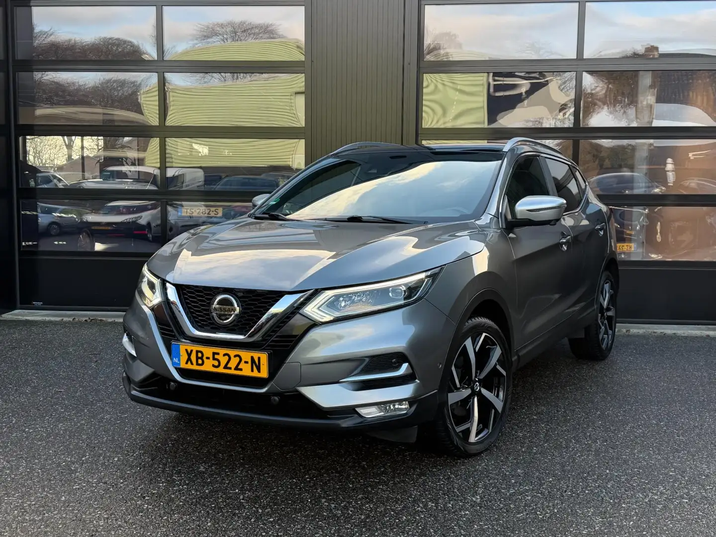 Nissan Qashqai 1.2 Tekna + Led Navi Pano Camera Leder Grau - 1