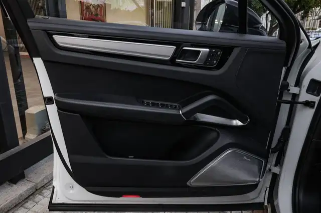 Porsche Cayenne view 10