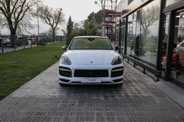 Porsche Cayenne view 3