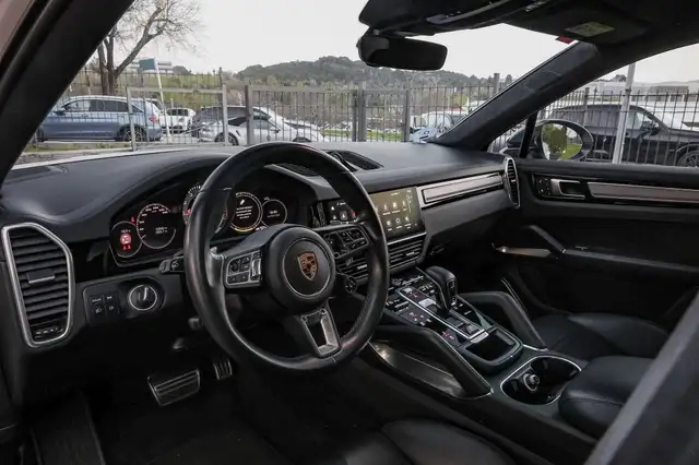 Porsche Cayenne view 11