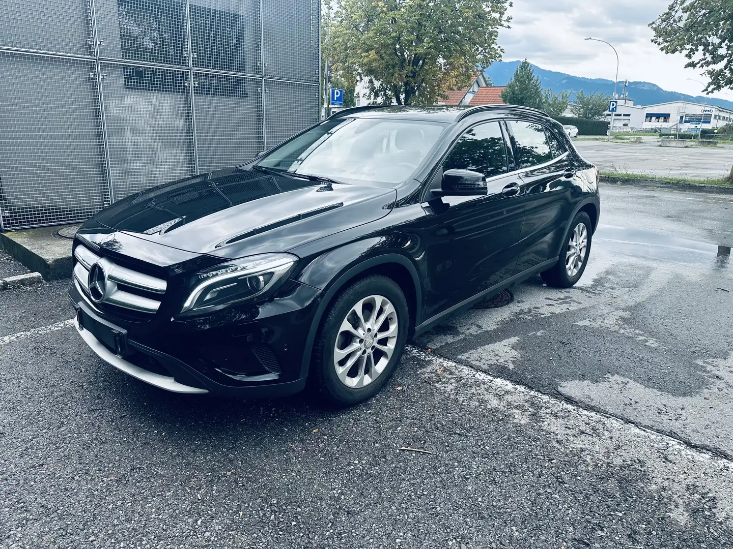Mercedes-Benz GLA 180 Edition lifestyle AMG Optik 1. Besitz Black Schwarz - 1