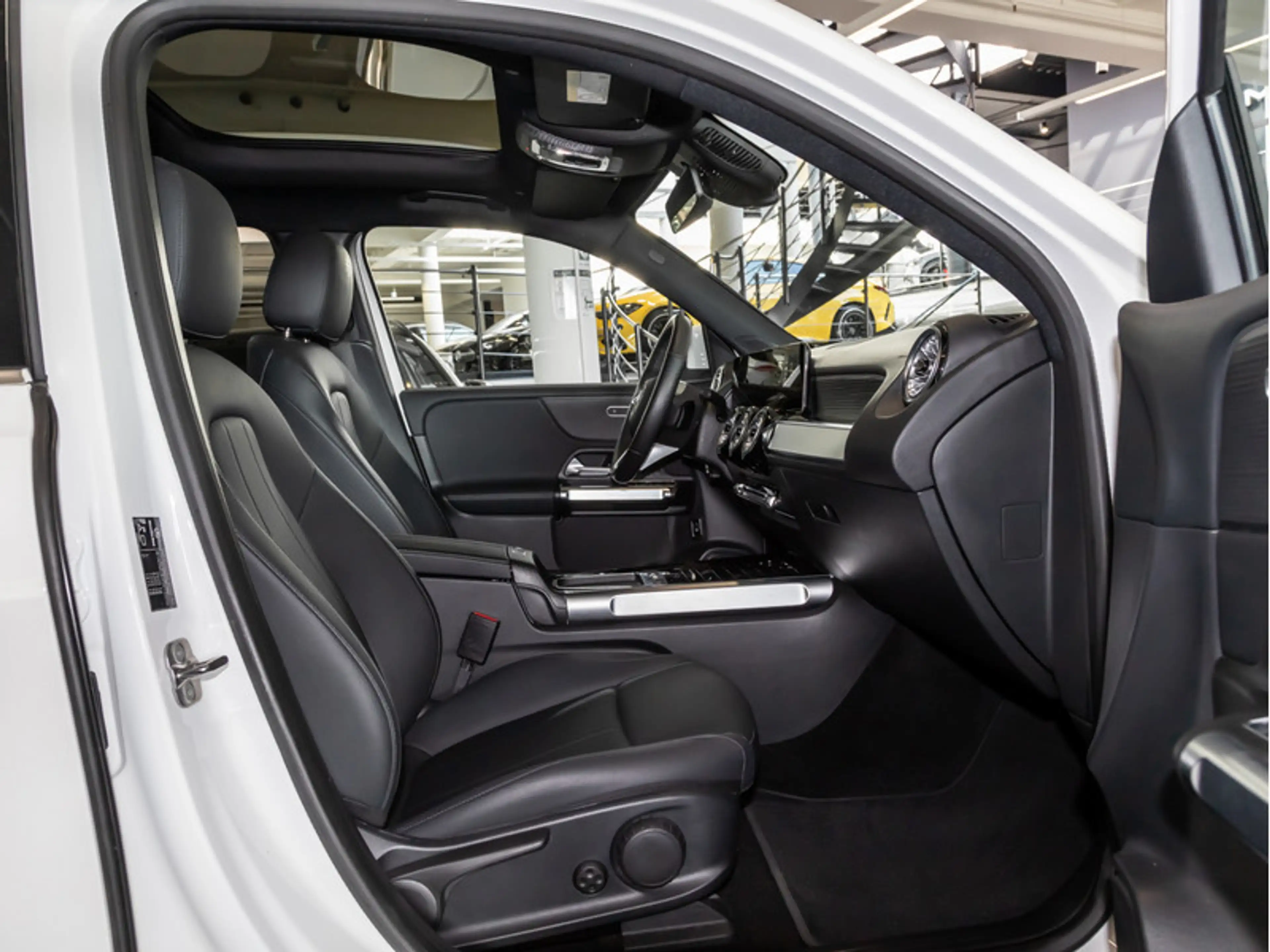 Mercedes-Benz EQB 300 4M Progressive/LED/360/Pano/Distr/Totw — photo 9