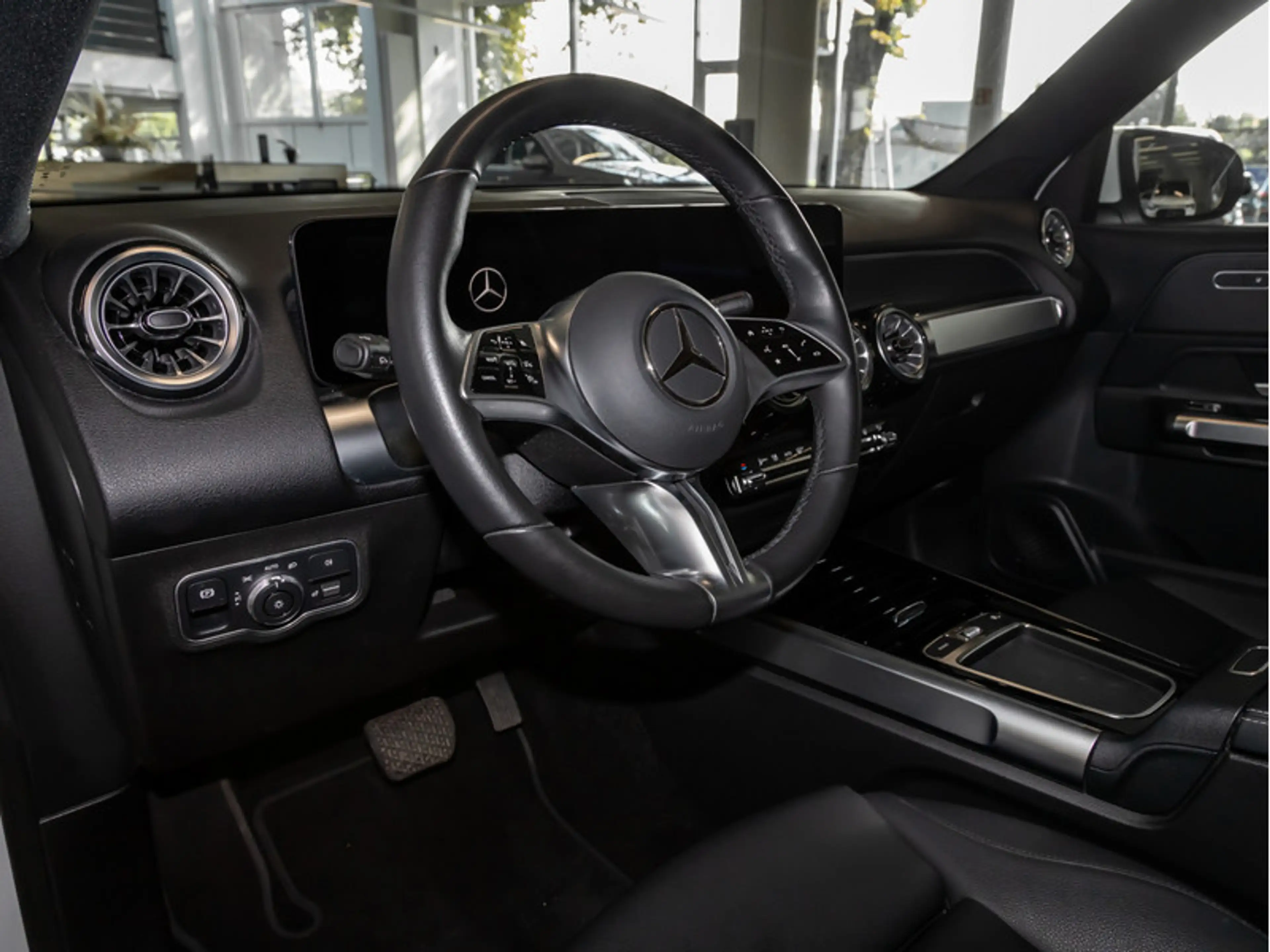 Mercedes-Benz EQB 300 4M Progressive/LED/360/Pano/Distr/Totw — photo 12