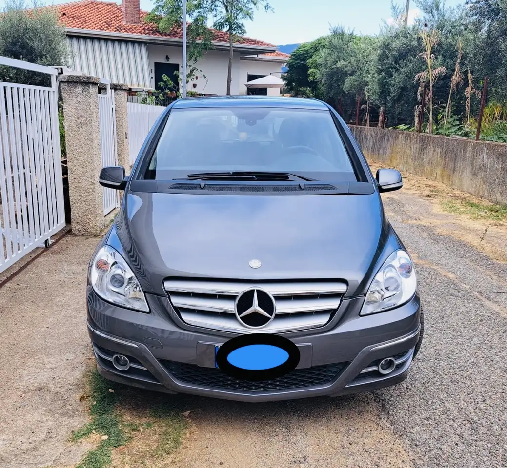 Mercedes-Benz B 180